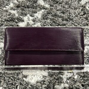 Authentic EUC LOUIS VUITTON Dark Purple Plum Epi Long Wallet